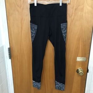 Athleta Legging black with pattern on sides and hem sz S